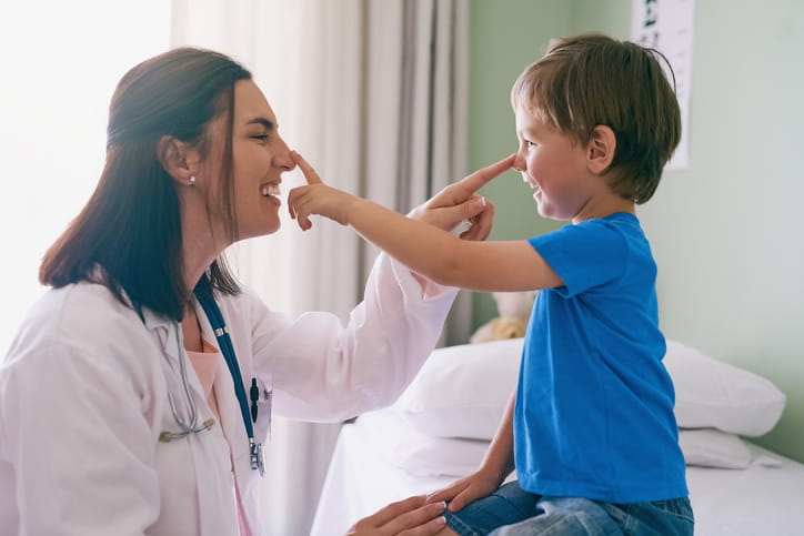 Médico con paciente